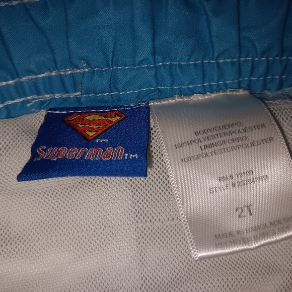 Boys size 2T, Superman swim trunks - Picture 3 of 3